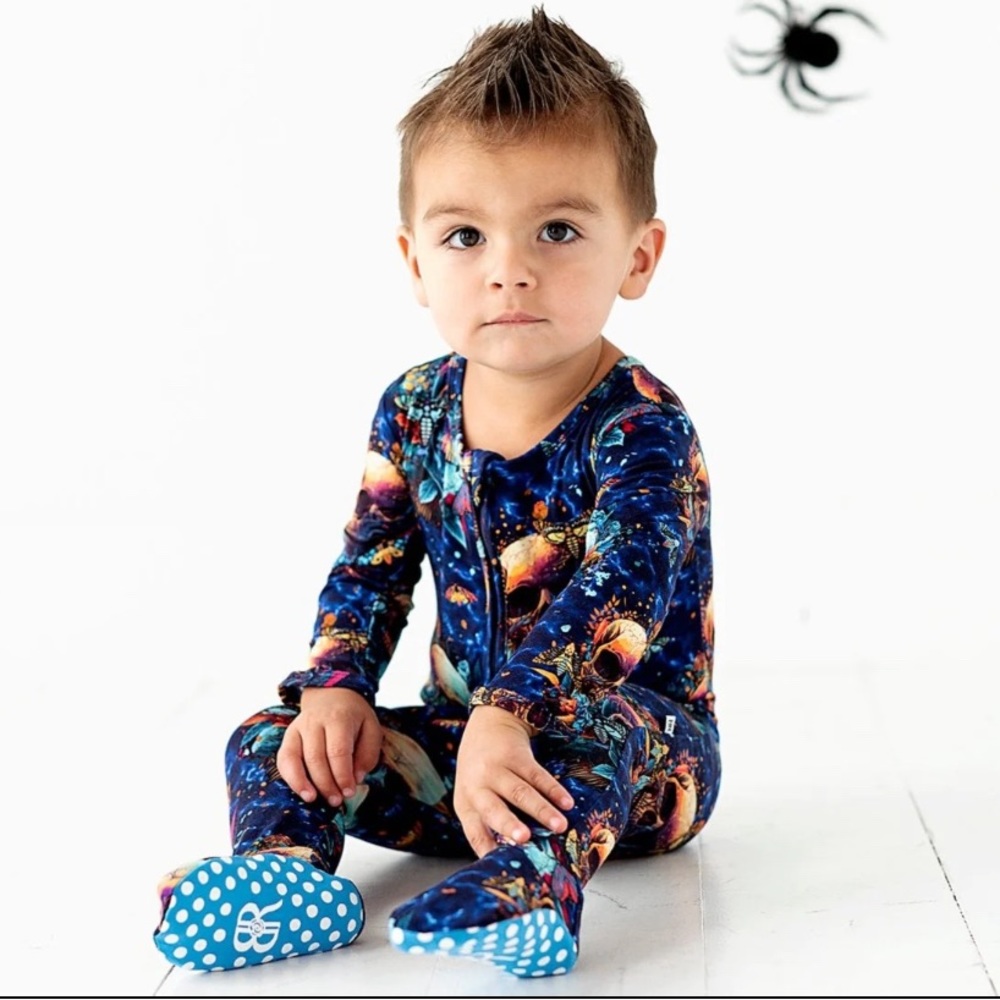 NWT BUMS & ROSES BAMBOO “Sherlock Bones” Footie |Size 18-24 month & 2T